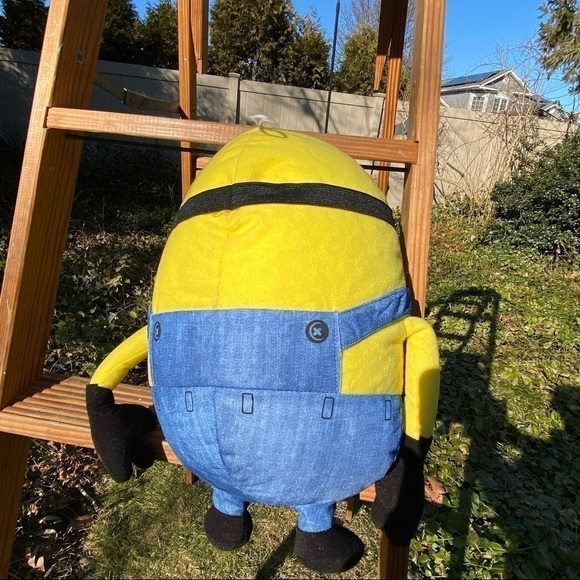 𝅺MINION character could be your child’s next best friend. Two feet of cuteness! - Picture 3 of 6